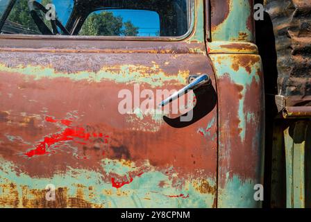 Verblasste Farbe an der Seite eines alten antiken Trucks, New Mexico, USA Stockfoto