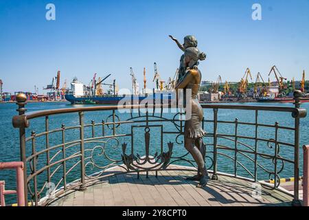Das ist eine Statue der Fischerin Sonia im Hafen von Odessa, Ukraine Stockfoto
