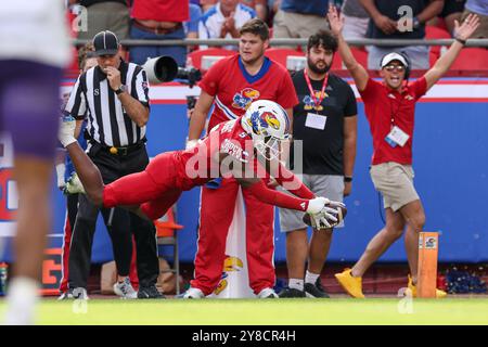 28. September 2024: Kansas Jayhawks Safety O.J. Burroughs (5) taucht für den Pylon während eines Spiels gegen die TCU Horned Frogs im GEHA Field im Arrowhead Stadium in Kansas City, MO. David Smith/CSM Stockfoto