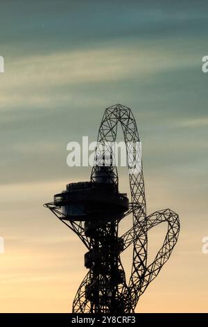 Silhouette von ArcelorMittal Orbit, Großbritanniens höchste Skulptur im Queen Elizabeth Olympic Park im Jahr 2012, Stratford, London, England, Großbritannien Stockfoto