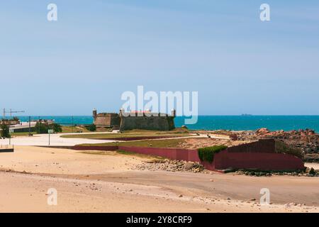 Das Wahrzeichen Forte de São Francisco Xavier (Zentrum), auch bekannt als Castelo do Queijo (Käsesaal) am Ufer mit Blick auf das Meer Stockfoto