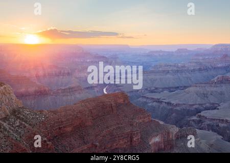 Blick aus der Vogelperspektive auf den Grand Canyon bei Sonnenuntergang mit dramatischem Himmel und roten Felsen, Arizona, USA. Stockfoto