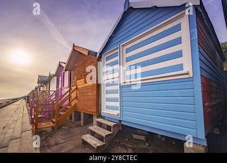 Bunte Strandhäuschen Stockfoto