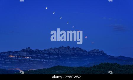 Zusammensetzung der verschiedenen Phasen einer totalen Mondfinsternis über dem Berg Montserrat (Barcelona, ​​Catalonia, Spanien) Stockfoto