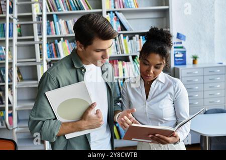 Ein engagierter Lehrer teilt in einer lebendigen Bibliothek Wissen mit einem jungen Schüler und fördert so das Wachstum. Stockfoto