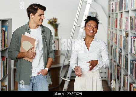 Eine talentierte Pädagogin teilt ihr Wissen mit ihrer begeisterten Schülerin in einer lebendigen Bibliothek. Stockfoto