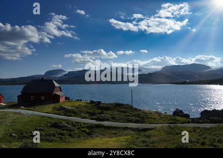 6. September 2024: Die ikonischen norwegischen Häuser im Süden Norwegens befinden sich auf einem felsigen Vorsprung am Finsevatnet-See, unter dem Blick des Hardangerj¿kulen Stockfoto