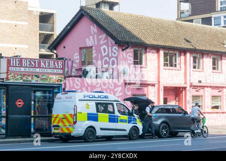 Ein Polizeiwagen der Metropolitane nimmt an einer Suche nach einem Auto in der Old Street in London Teil. Stockfoto