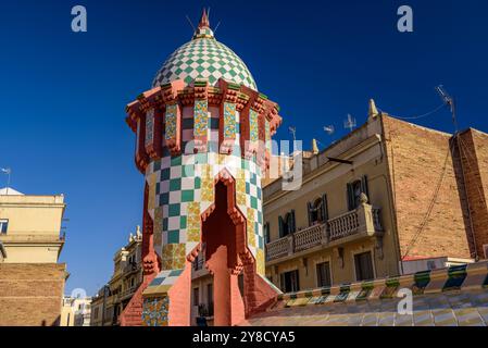 Kamin und Kuppel auf dem Dach der Casa Vicens, entworfen von Antoni Gaudí (Barcelona, Katalonien, Spanien) ESP: Chimenea de la azotea de la Casa Vicens Stockfoto