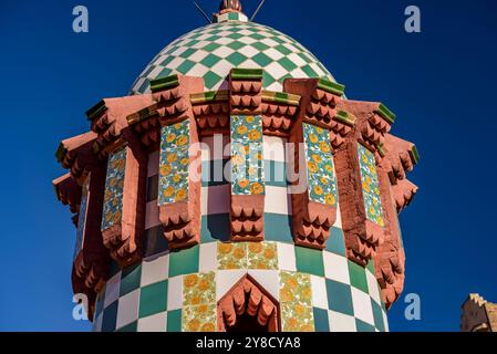 Kamin und Kuppel auf dem Dach der Casa Vicens, entworfen von Antoni Gaudí (Barcelona, Katalonien, Spanien) ESP: Chimenea de la azotea de la Casa Vicens Stockfoto