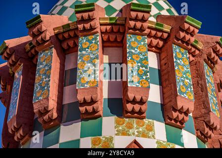 Kamin und Kuppel auf dem Dach der Casa Vicens, entworfen von Antoni Gaudí (Barcelona, Katalonien, Spanien) ESP: Chimenea de la azotea de la Casa Vicens Stockfoto