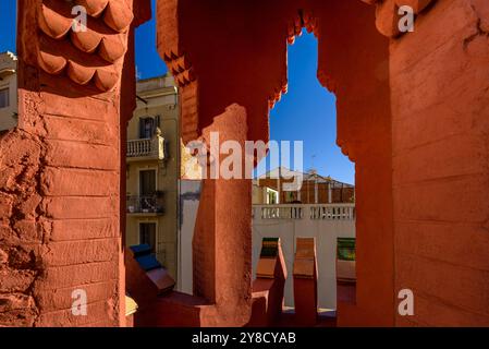 Kamin und Kuppel auf dem Dach der Casa Vicens, entworfen von Antoni Gaudí (Barcelona, Katalonien, Spanien) ESP: Chimenea de la azotea de la Casa Vicens Stockfoto