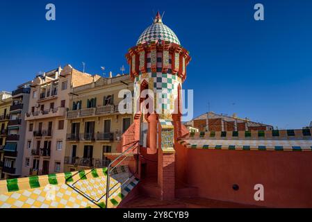 Kamin und Kuppel auf dem Dach der Casa Vicens, entworfen von Antoni Gaudí (Barcelona, Katalonien, Spanien) ESP: Chimenea de la azotea de la Casa Vicens Stockfoto