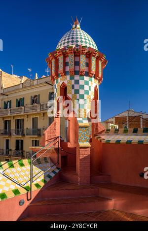 Kamin und Kuppel auf dem Dach der Casa Vicens, entworfen von Antoni Gaudí (Barcelona, Katalonien, Spanien) ESP: Chimenea de la azotea de la Casa Vicens Stockfoto