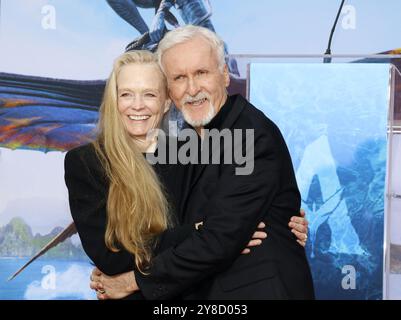 Suzy Amis Cameron und James Cameron bei James Cameron und Jon Landau Hand- und Fußprägung am 12. Januar 2023 im TCL Chinese Theater in Hollywood, USA. Stockfoto