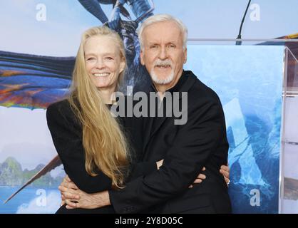 Suzy Amis Cameron und James Cameron bei James Cameron und Jon Landau Hand- und Fußprägung am 12. Januar 2023 im TCL Chinese Theater in Hollywood, USA. Stockfoto