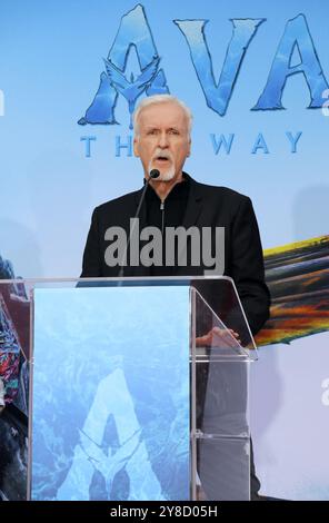 James Cameron bei James Cameron und Jon Landau Hand- und Fußprägung am 12. Januar 2023 im TCL Chinese Theater in Hollywood, USA. Stockfoto