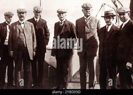 Henry Morrison Flagler (Mitte), Eisenbahn- und Ölmagnat, stand mit Männern der Florida East Coast Railway für die Eröffnung der Florida Keys Railway, auch bekannt als Over-Sea Railway, die das Festland von Florida mit Key West verbindet, am 22. Januar 1912. (USA) Stockfoto