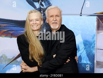 Suzy Amis Cameron und James Cameron bei James Cameron und Jon Landau Hand- und Fußprägung am 12. Januar 2023 im TCL Chinese Theater in Hollywood, USA. Stockfoto