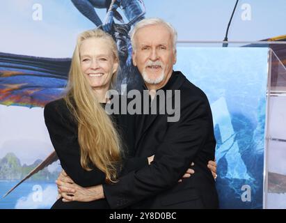 Suzy Amis Cameron und James Cameron bei James Cameron und Jon Landau Hand- und Fußprägung am 12. Januar 2023 im TCL Chinese Theater in Hollywood, USA. Stockfoto