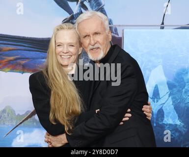 Suzy Amis Cameron und James Cameron bei James Cameron und Jon Landau Hand- und Fußprägung am 12. Januar 2023 im TCL Chinese Theater in Hollywood, USA. Stockfoto