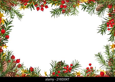 Festlicher Weihnachtsrahmen. Nadelzweige, Kegel, Lametta mit goldenen Sternen und künstlichen roten Beeren. Stockfoto