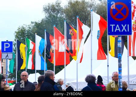 Feierlichkeiten zum Tag der Deutschen Einheit Fahnen bei den Feierlichkeiten zum Tag der Deutschen Einheit in Schwerin, 3. Oktober 2024 Deutschland *** Feierlichkeiten zum Tag der Deutschen Einheit Flaggen bei den Feierlichkeiten zum Tag der Deutschen Einheit in Schwerin, 3. Oktober 2024 Deutschland Copyright: XMatthiasxGränzdörferx Stockfoto