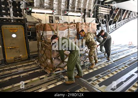 Charlotte, Usa. 30. September 2024. U. Die Luftwaffenflugzeuge der S Air Force mit der North Carolina Air National Guard laden Frachtpaletten mit Nahrungsmitteln und humanitärer Hilfe in ein C-17 Globemaster III Flugzeug, um den Überlebenden des Hurrikans Helene in West-North Carolina zu helfen, am 30. September 2024 in Charlotte, North Carolina. Gutschrift: Tsgt. Juan Paz/US Army/Alamy Live News Stockfoto