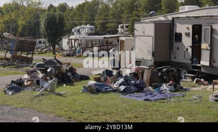 Südwesten, Usa. Oktober 2024. Trümmer von zerstörten Industriehäusern werden in einem Wohnmobilpark des Hurrikans Helene, 3. Oktober 2024 in Südwest-Virginia, aufgehäuft. Quelle: James Walker/US Army/Alamy Live News Stockfoto