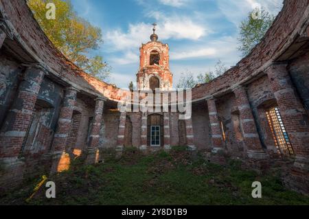 Backsteinruinen einer verlassenen Kirche. Säulenhalle mit eingestürztem Dach Stockfoto