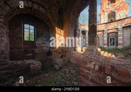 Backsteinruinen einer verlassenen Kirche. Stockfoto