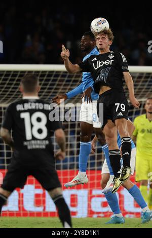 Neapel, Italien. Oktober 2024. Napoli's Andre-Frank Zambo Anguissa, Como's Nico Paz während des Fußballspiels der Serie A zwischen Napoli und Como im Diego Armando Maradona Stadium in Neapel, süditalien - Freitag, 4. Oktober 2024. Sport - Fußball . (Foto: Alessandro Garofalo/LaPresse) Credit: LaPresse/Alamy Live News Stockfoto