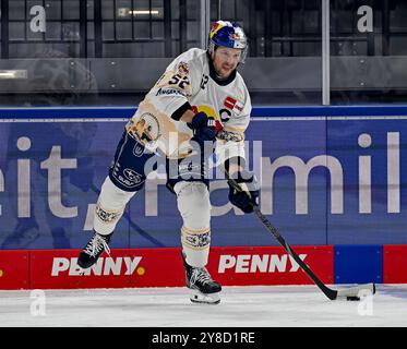 München, Deutschland. Oktober 2024. Kapitaen Patrick Hager (EHC Red Bull Muenchen, #52) beim Warmup. GER, EHC Red Bull München gegen Eisbaeren Berlin, Eishockey, DEL, 6. Spieltag, Saison 2024/2025, 04.10.2024. Foto: Eibner-Pressefoto/Heike feiner Credit: dpa/Alamy Live News Stockfoto