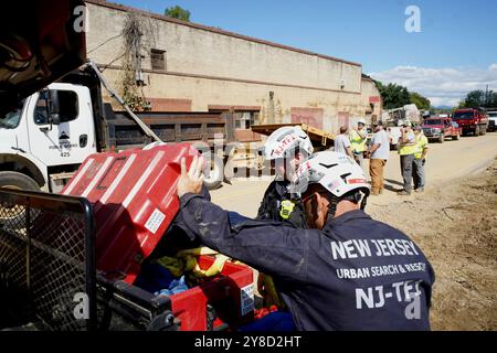 Asheville, Usa. Oktober 2024. FEMA Urban Search and Rescue Teams mit der New Jersey Task Force 1 suchen nach Opfern und Überlebenden von Überschwemmungen, die durch Hurrikan Helene verursacht wurden, am 2. Oktober 2024 in Asheville, North Carolina. Quelle: Madeleine Cook/FEMA Photo/Alamy Live News Stockfoto