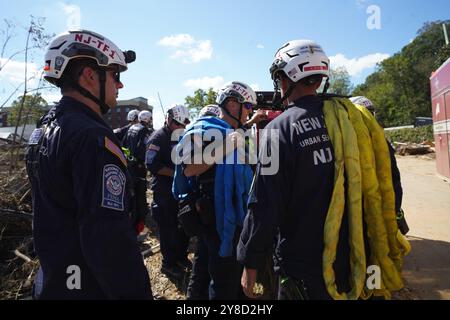 Asheville, Usa. Oktober 2024. FEMA Urban Search and Rescue Teams bereiten Sicherheitslinien für die Suche nach Opfern und Überlebenden vor, die durch Hurrikan Helene, 2. Oktober 2024 in Asheville, North Carolina, verursacht wurden. Quelle: Madeleine Cook/FEMA Photo/Alamy Live News Stockfoto