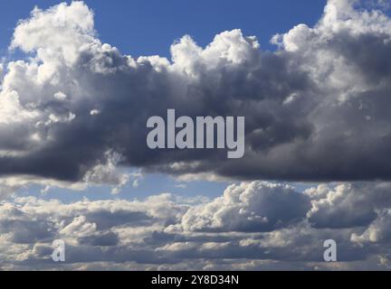 Ein Bild eines blauen Sommerhimmels mit einem schönen Muster weißer Wolken in verschiedenen Formen. Stockfoto