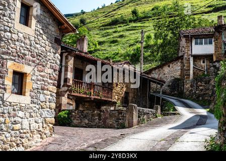 Malerischer Blick auf Tudanca, ein traditionelles kleines Dorf in Kantabrien in Spanien in der Region Saja-Nansa. Casona von Tudanca Stockfoto