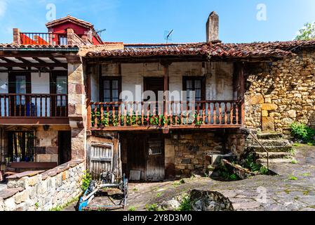 Malerischer Blick auf Tudanca, ein traditionelles kleines Dorf in Kantabrien in Spanien in der Region Saja-Nansa. Casona von Tudanca Stockfoto