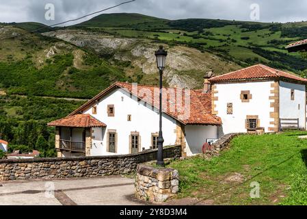 Malerischer Blick auf Tudanca, ein traditionelles kleines Dorf in Kantabrien in Spanien in der Region Saja-Nansa. Casona von Tudanca Stockfoto