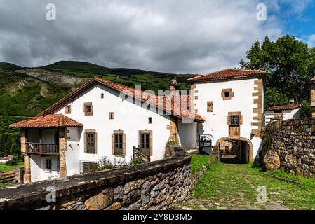 Malerischer Blick auf Tudanca, ein traditionelles kleines Dorf in Kantabrien in Spanien in der Region Saja-Nansa. Casona von Tudanca Stockfoto