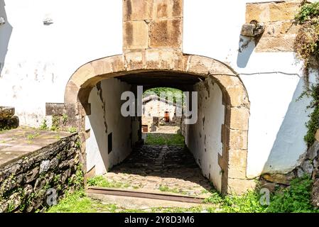 Malerischer Blick auf Tudanca, ein traditionelles kleines Dorf in Kantabrien in Spanien in der Region Saja-Nansa. Casona von Tudanca Stockfoto