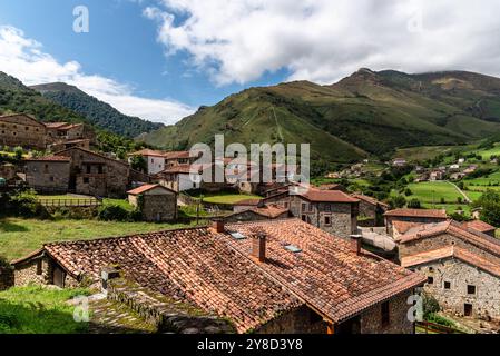 Malerischer Blick auf Tudanca, ein traditionelles kleines Dorf in Kantabrien in Spanien in der Region Saja-Nansa. Casona von Tudanca Stockfoto