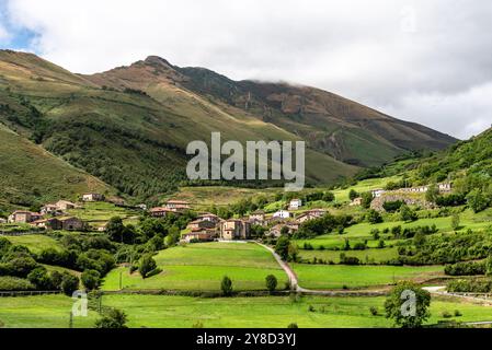 Malerischer Blick auf Tudanca, ein traditionelles kleines Dorf in Kantabrien in Spanien in der Region Saja-Nansa. Casona von Tudanca Stockfoto