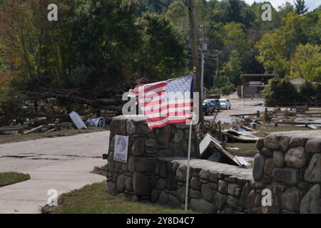 Asheville, Usa. Oktober 2024. Eine amerikanische Flagge fliegt über einem Haus, das durch den Hurrikan Helene am 2. Oktober 2024 in Asheville, North Carolina, zerstört wurde. Quelle: Madeleine Cook/FEMA Photo/Alamy Live News Stockfoto