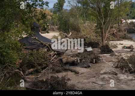 Asheville, Usa. Oktober 2024. Zerstörte Gebäude und Schutt stehen in Schlammfeldern, die durch den Hurrikan Helene am 2. Oktober 2024 in Asheville, North Carolina verursacht wurden. Quelle: Madeleine Cook/FEMA Photo/Alamy Live News Stockfoto