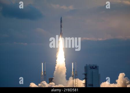 Cape Canaveral, Florida, USA. Oktober 2024. Eine United Launch Alliance (ULA) Vulcan Centaur-Rakete startet vom Space Launch Complex-41 (SLC-41), der Cape Canaveral Space Force Station, mit Ballast und einer Sammlung von Experimenten und technologischen Demonstrationen. Diese Mission namens Cert-2 ist von entscheidender Bedeutung, um die Zertifizierung der United States Space Force zu erhalten, um nationale Sicherheitslasten zu transportieren. (Kreditbild: © Jennifer Briggs/ZUMA Press Wire) NUR REDAKTIONELLE VERWENDUNG! Nicht für kommerzielle ZWECKE! Stockfoto