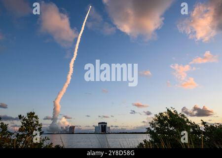 Cape Canaveral, Florida, USA. Oktober 2024. Eine United Launch Alliance (ULA) Vulcan Centaur-Rakete startet vom Space Launch Complex-41 (SLC-41), der Cape Canaveral Space Force Station, mit Ballast und einer Sammlung von Experimenten und technologischen Demonstrationen. Diese Mission namens Cert-2 ist von entscheidender Bedeutung, um die Zertifizierung der United States Space Force zu erhalten, um nationale Sicherheitslasten zu transportieren. (Kreditbild: © Jennifer Briggs/ZUMA Press Wire) NUR REDAKTIONELLE VERWENDUNG! Nicht für kommerzielle ZWECKE! Stockfoto