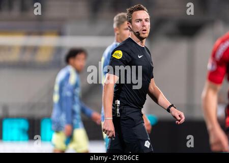 Helmond, Niederlande. Oktober 2024. HELMOND, NIEDERLANDE - 4. OKTOBER: Schiedsrichter Laurens Gerrets beim niederländischen Keuken Kampioen Divisie Spiel zwischen Helmond Sport und Jong Ajax im Lavans Stadion am 4. Oktober 2024 in Helmond, Niederlande. (Foto von Joris Verwijst/Orange Pictures) Credit: Orange Pics BV/Alamy Live News Stockfoto