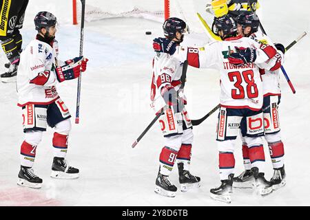 Eishockey DEL2 - 24/25 - 8. Spieltag: Krefeld Pinguine vs EHC Freiburg am 04.10.2024 in der Yayla Arena in Krefeld Torjubel der Freiburger nach dem 0:1 Foto: Osnapix Stockfoto