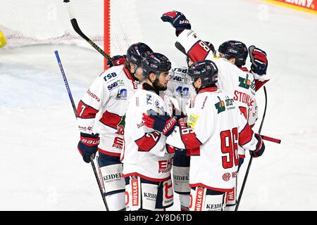 Eishockey DEL2 - 24/25 - 8. Spieltag: Krefeld Pinguine vs EHC Freiburg am 04.10.2024 in der Yayla Arena in Krefeld Torjubel der Freiburger nach dem 0:1 Foto: Osnapix Stockfoto